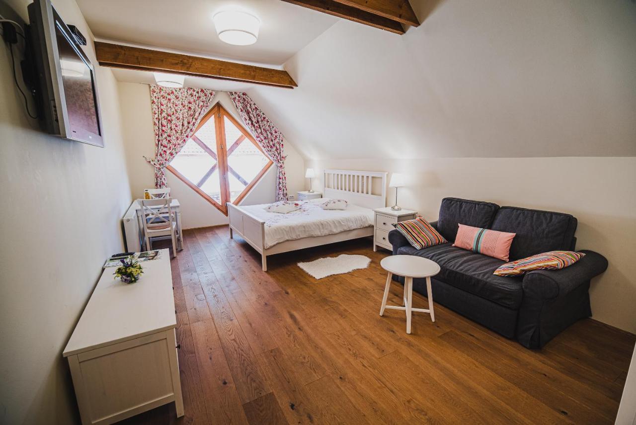 Farm Stay Zurej Sentjur Ngoại thất bức ảnh